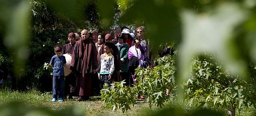 Thich
            Nhât Hanh bei der Gehmeditation